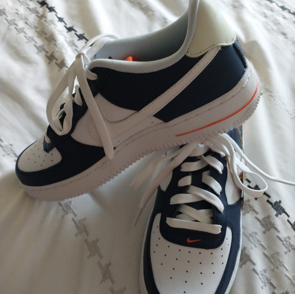 NWOB  NIKE GRADE SCHOOL AIR FORCE 1 LV8 Kids